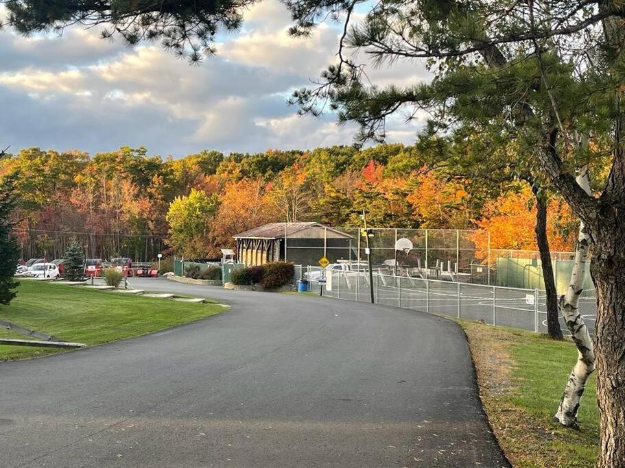Cheerful Pocono Home Away From Home Albrightsville Eksteriør billede